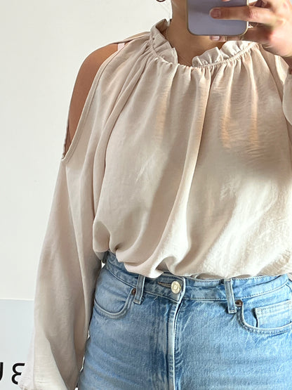 OTRAS. Blusa beige fluida hombros al aire. T M/L