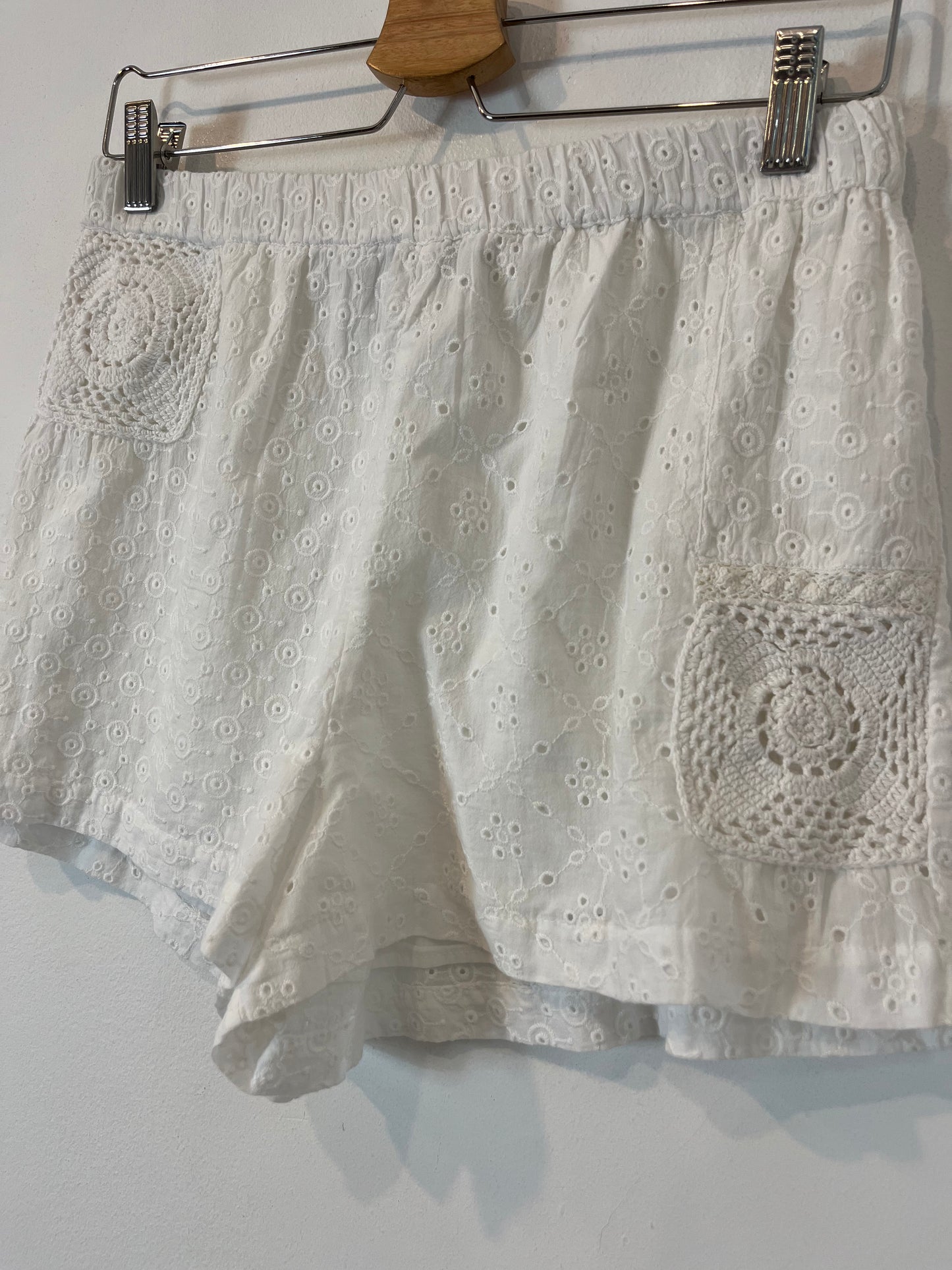 ZARA. Shorts with embroidered details. Size 36