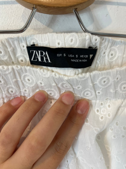 ZARA. Shorts with embroidered details. Size 36