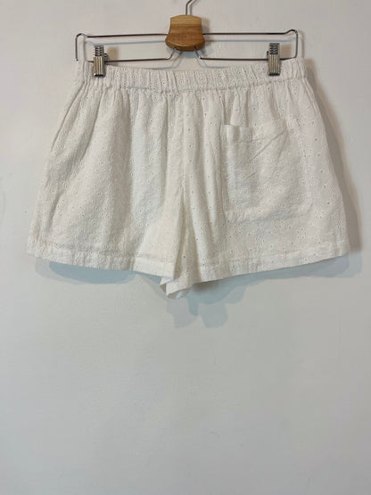 ZARA. Shorts with embroidered details. Size 36