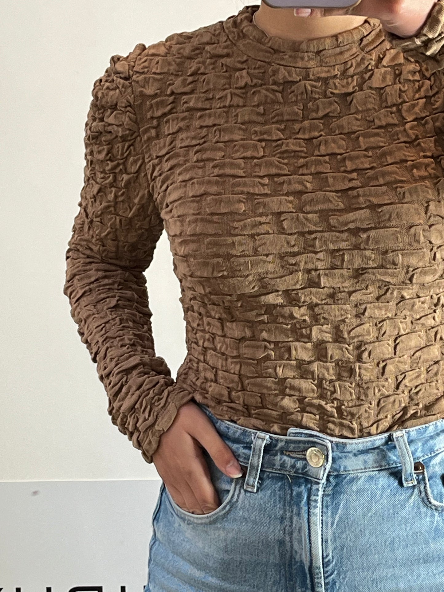 OTRAS. Top camel textura detalle hombro. T S