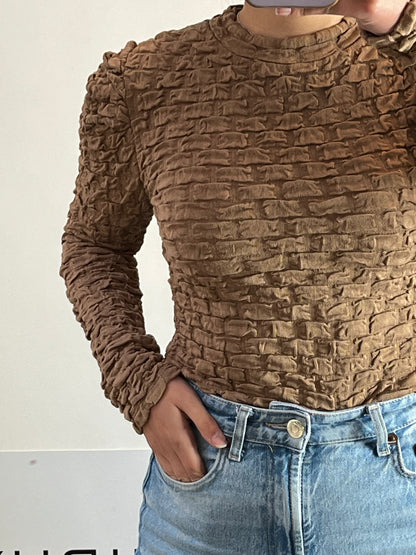 OTRAS. Top camel textura detalle hombro. T S