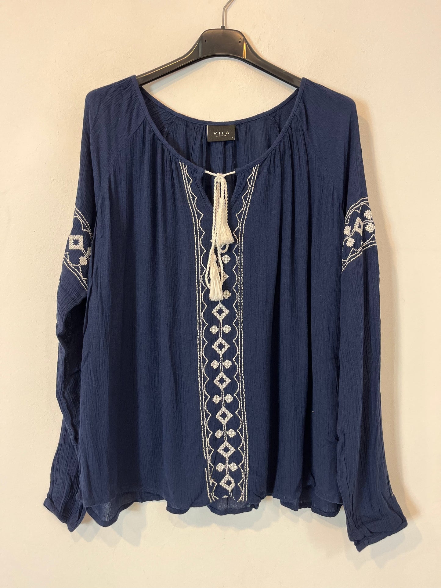 VILA. Blusa azul bordada. T S