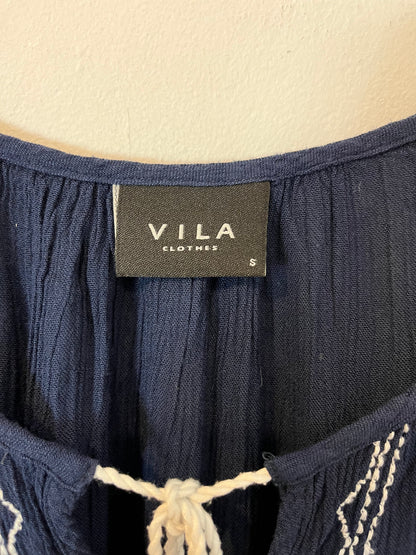 VILA. Blusa azul bordada. T S