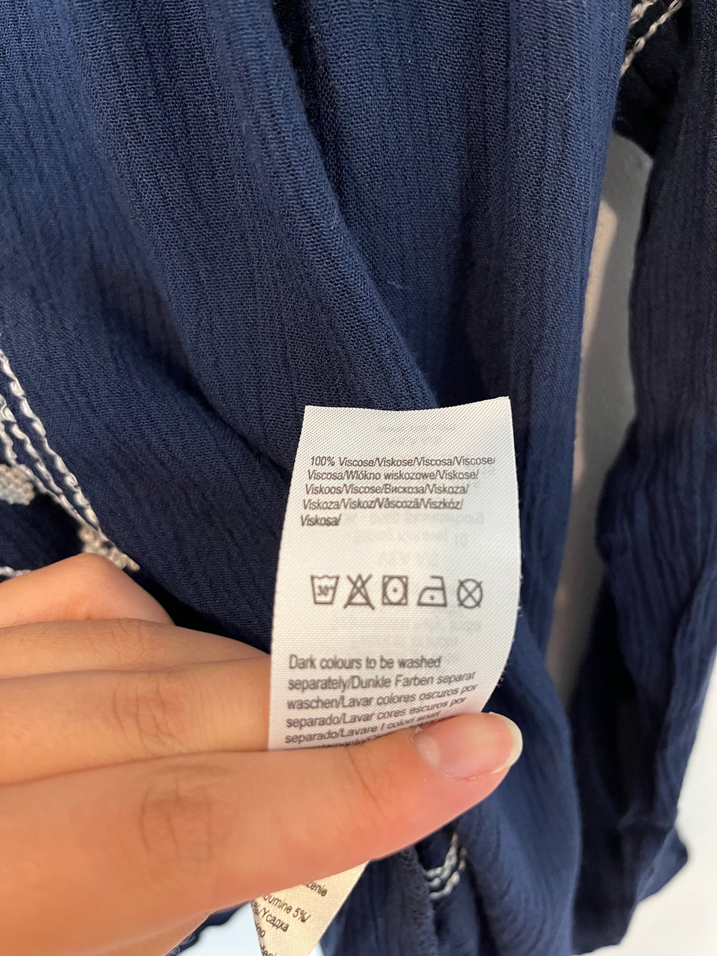 VILA. Blusa azul bordada. T S