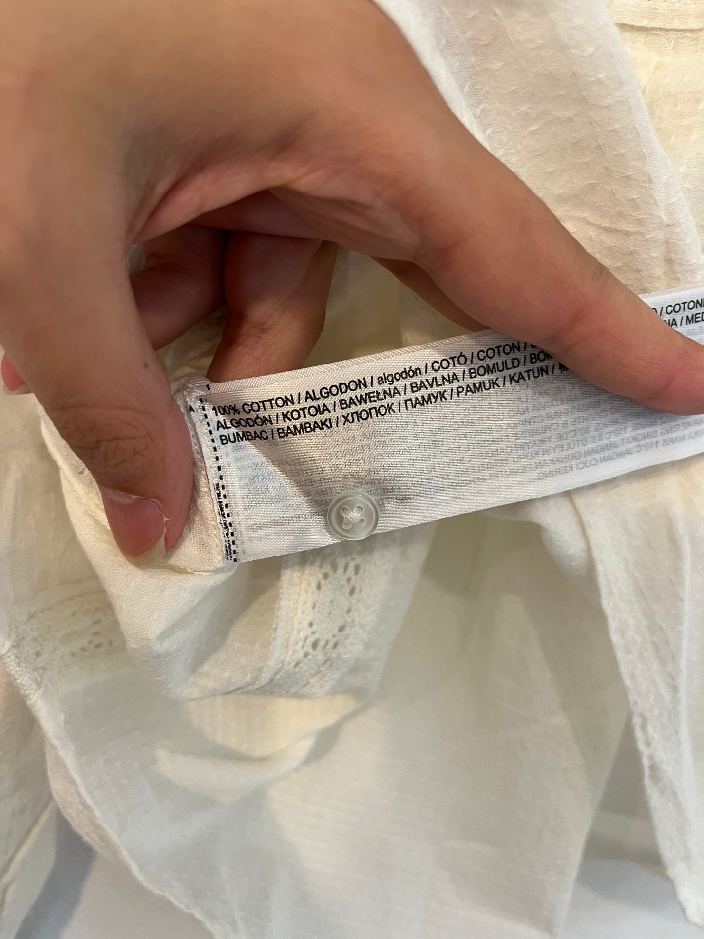 MANGO. Blusa blanca detalle negros T.9 años