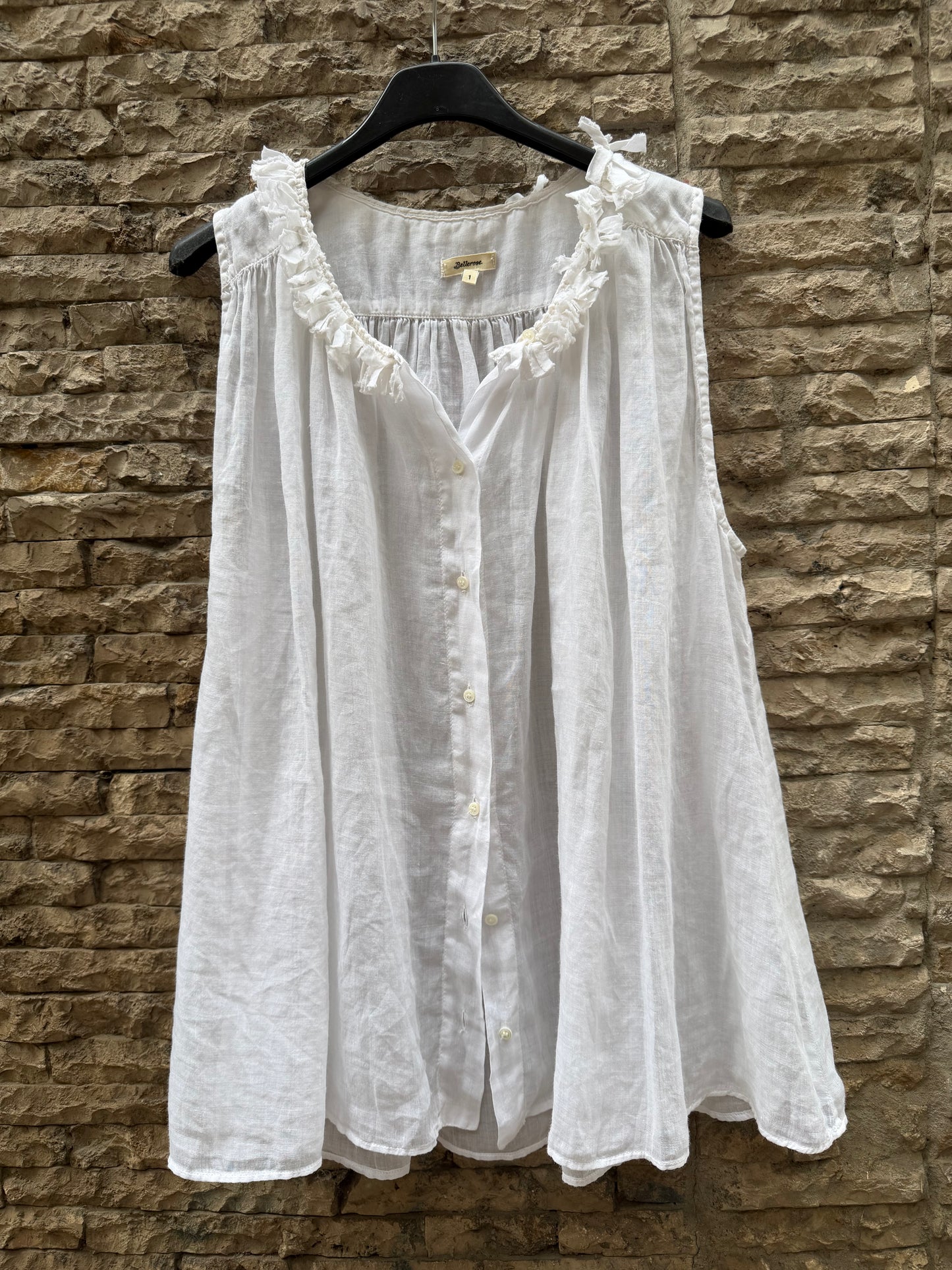 BELLEROSE. Top blanco detalle cuello