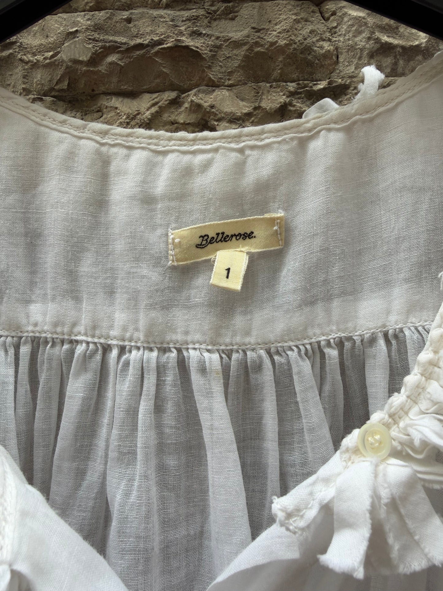 BELLEROSE. Top blanco detalle cuello