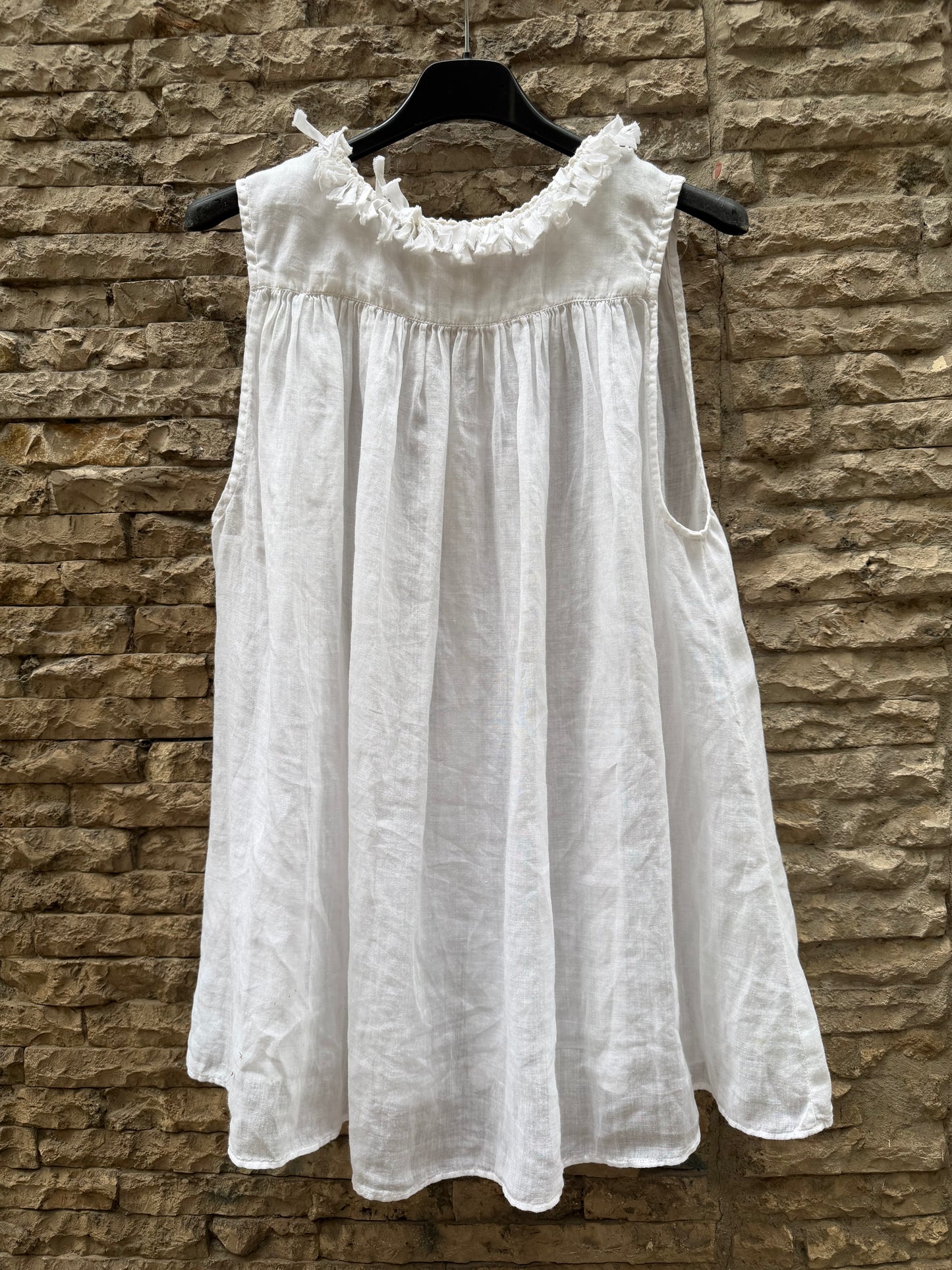 BELLEROSE. Top blanco detalle cuello