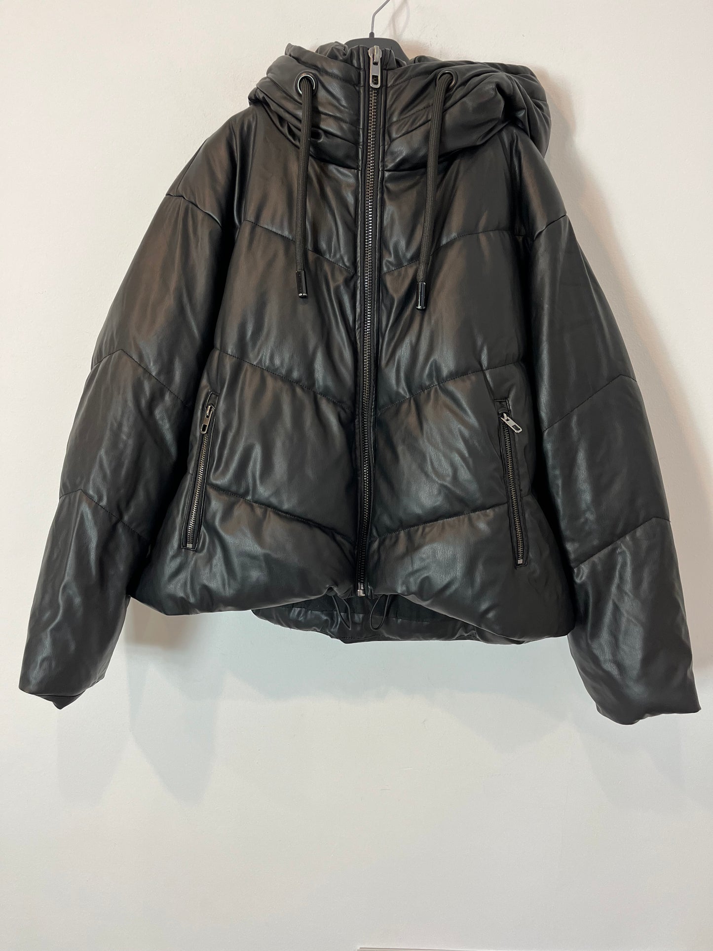 ZARA. Plumas negro capucha T. M