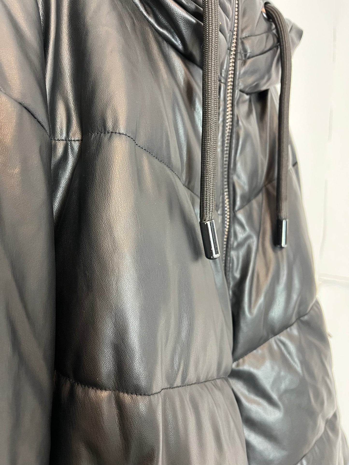 ZARA. Plumas negro capucha T. M