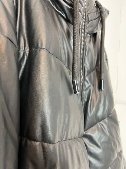 ZARA. Plumas negro capucha T. M