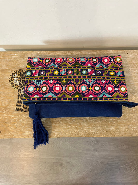 OTRAS. Bolso azul detalles bordados