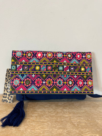 OTRAS. Bolso azul detalles bordados