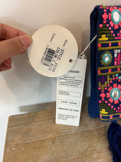 OTRAS. Bolso azul detalles bordados