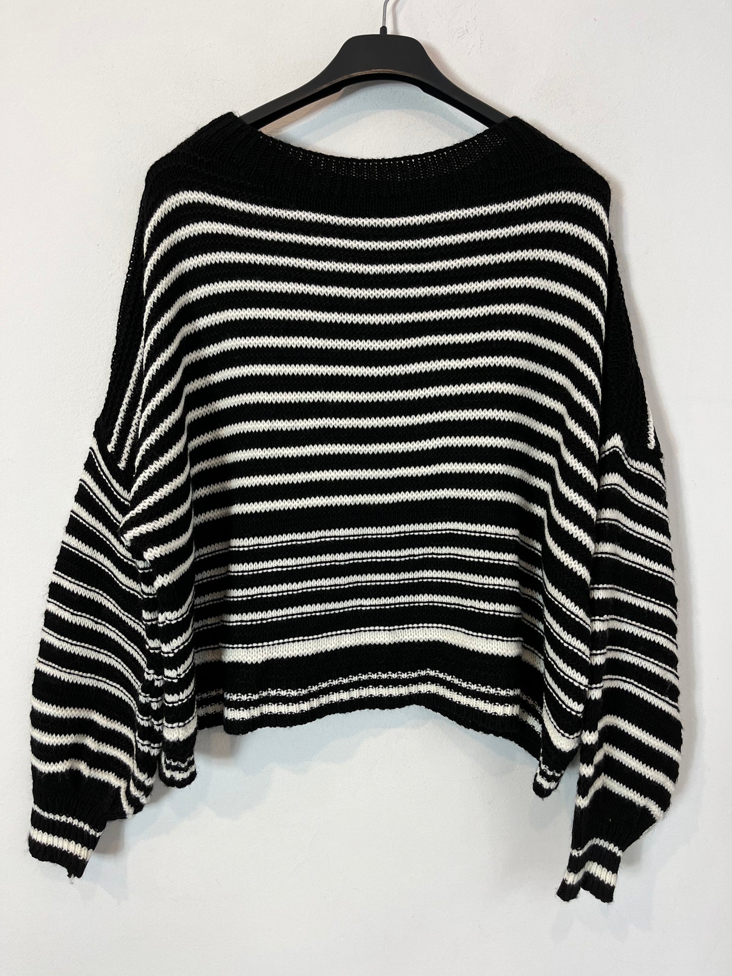 OTRAS. Jersey negro rayas blancas T. S/M