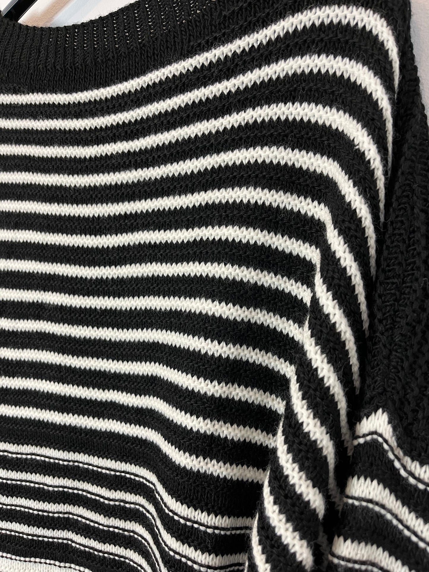 OTRAS. Jersey negro rayas blancas T. S/M