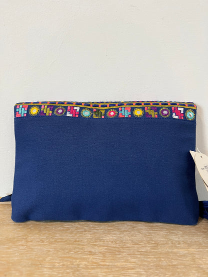 OTRAS. Bolso azul detalles bordados