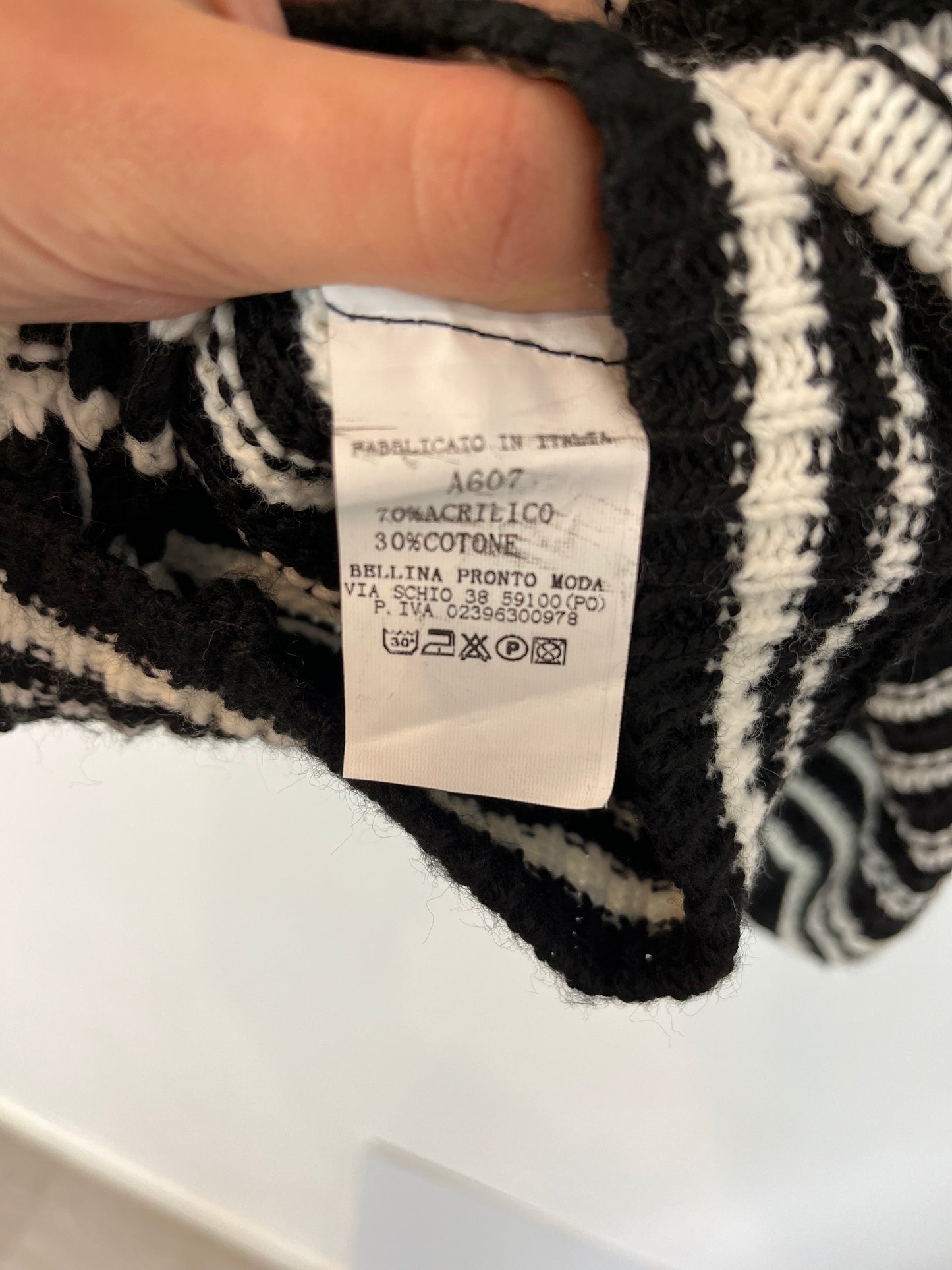 OTRAS. Jersey negro rayas blancas T. S/M