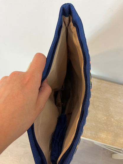 OTRAS. Bolso azul detalles bordados