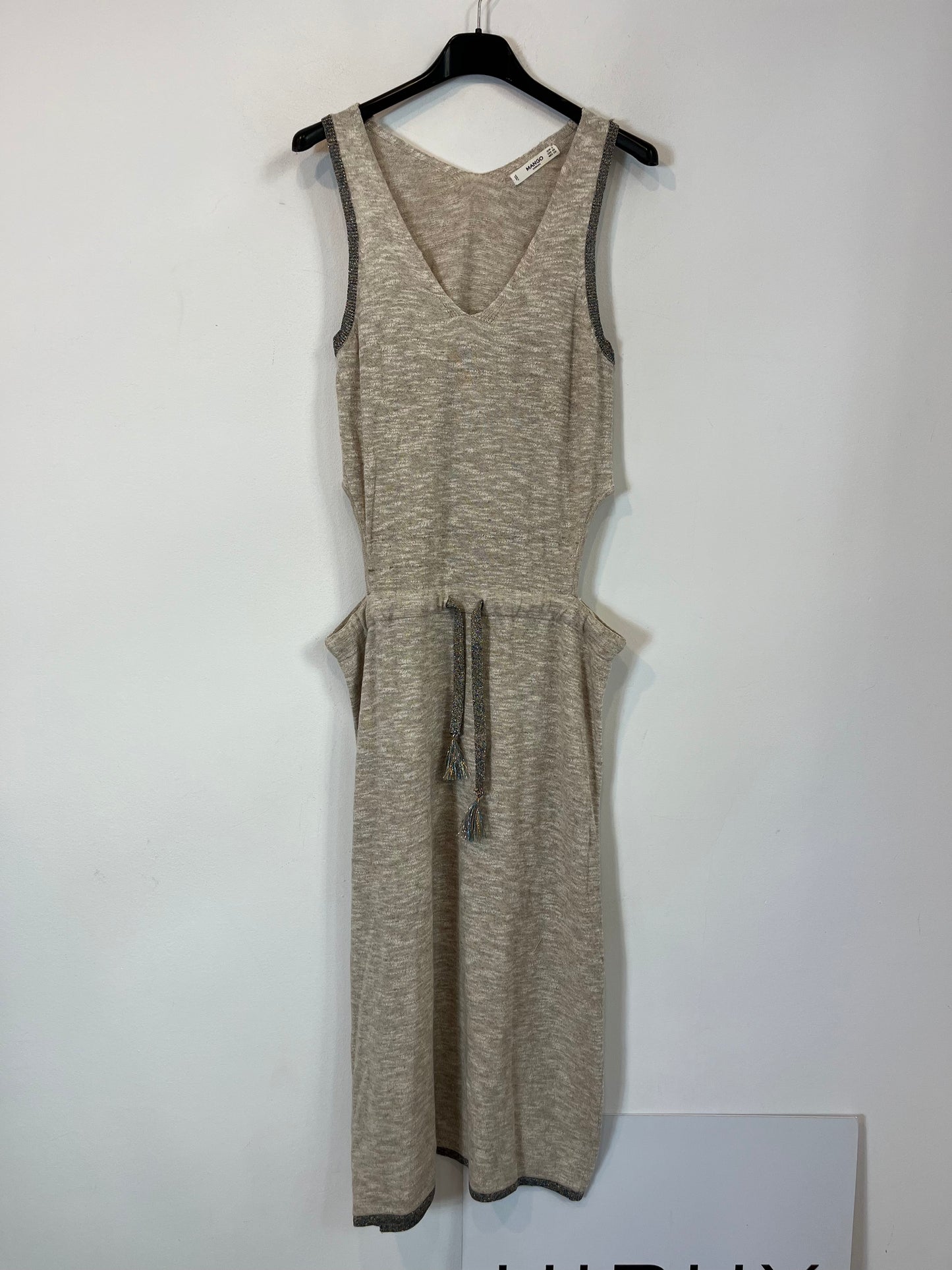 MANGO. Vestido punto beige aberturas. T. S