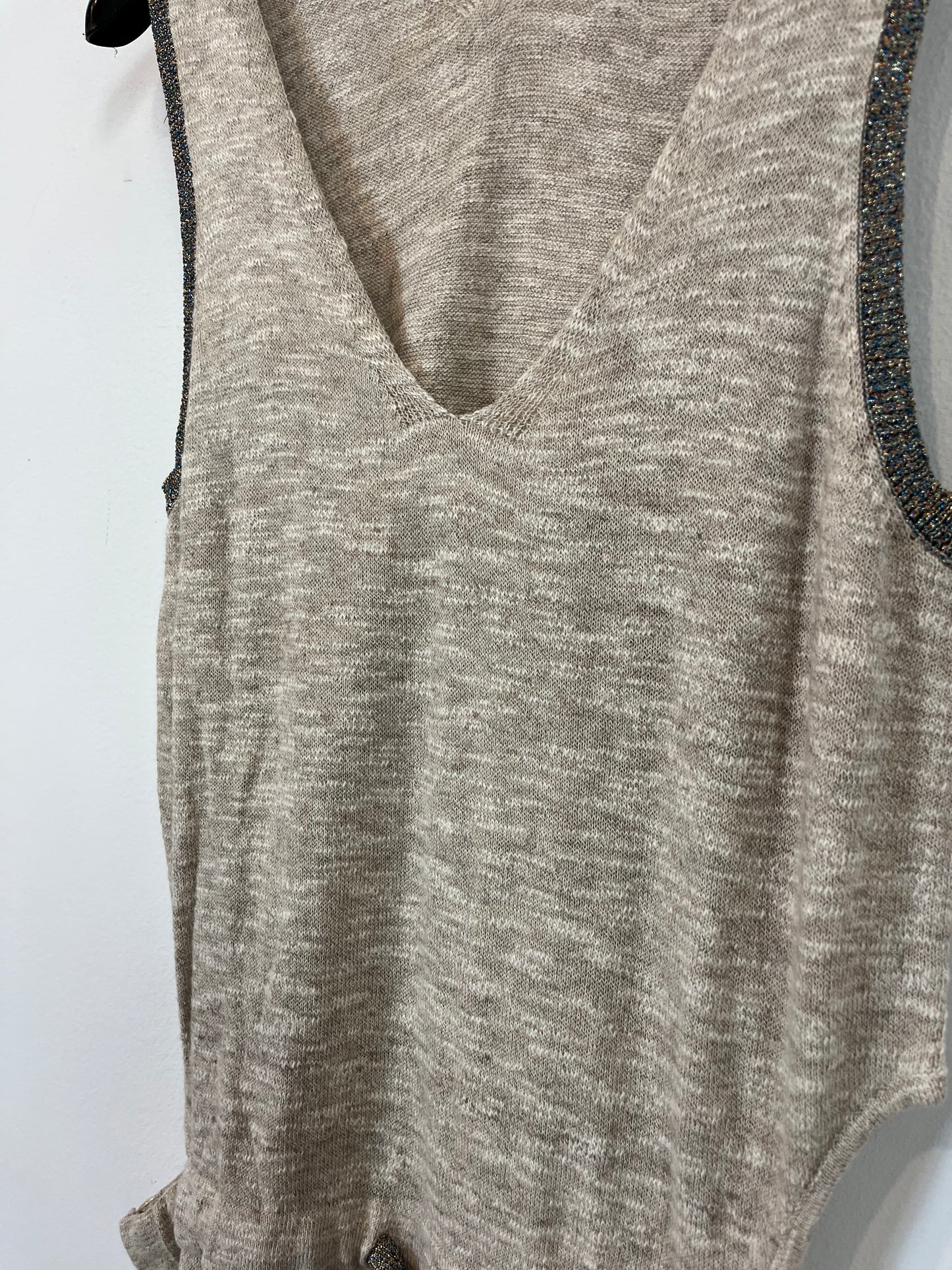 MANGO. Vestido punto beige aberturas. T. S