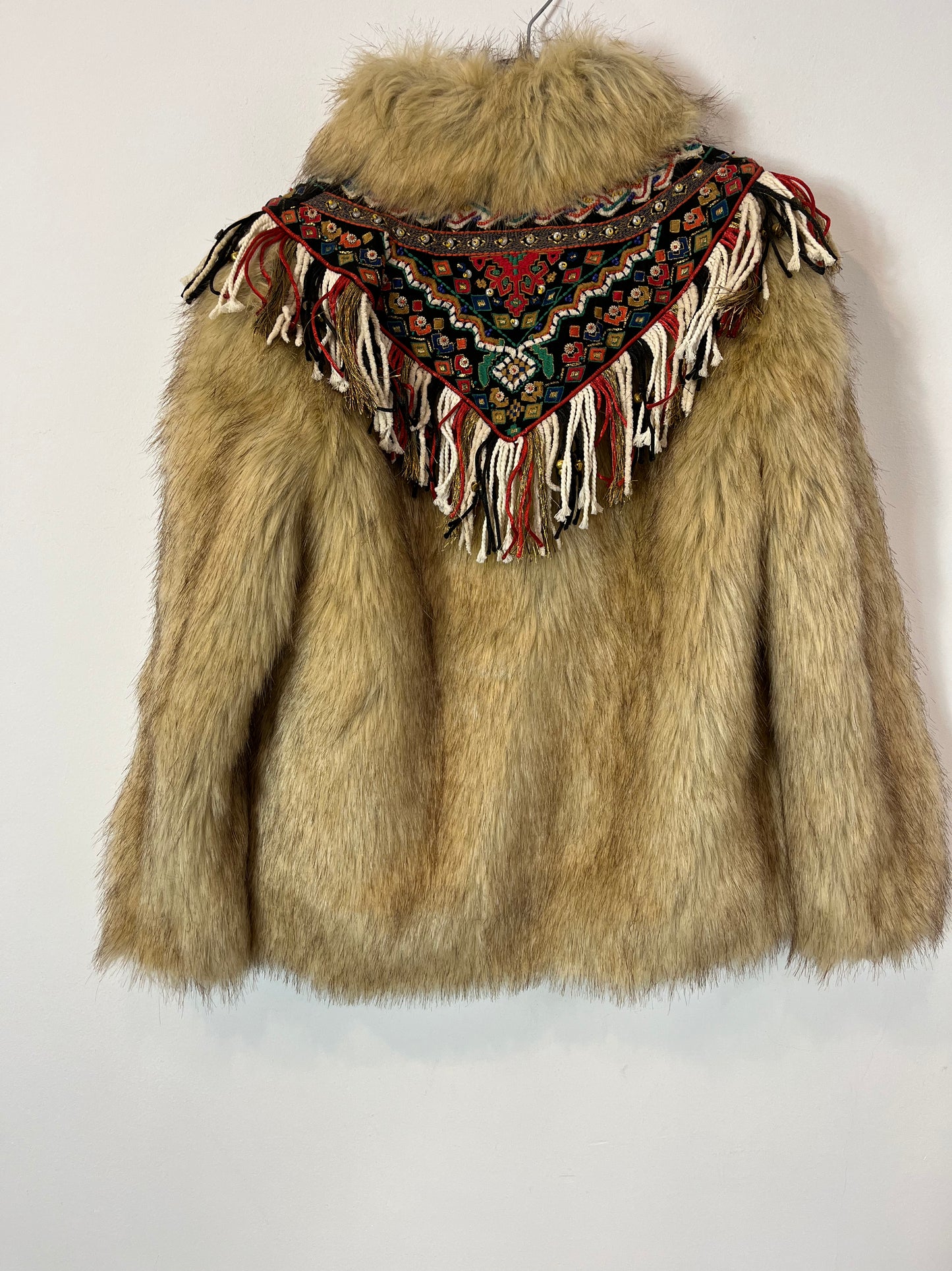 ZARA. Abrigo pelo abalorios. T XS