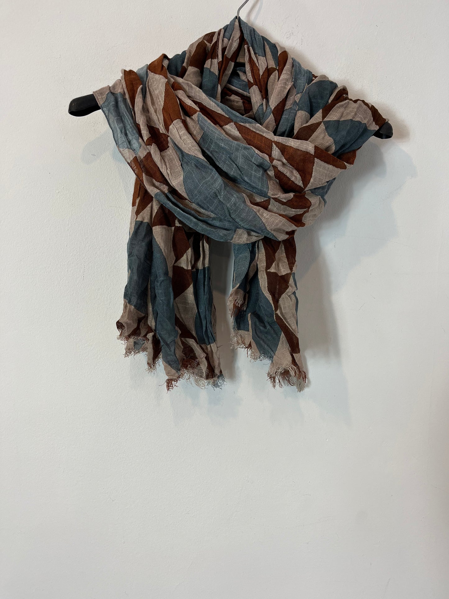 OTRAS. Pañuelo estampado geométrico