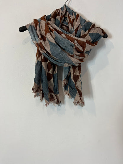 OTRAS. Pañuelo estampado geométrico