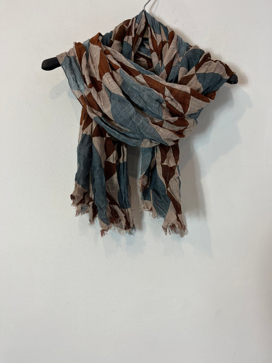 OTRAS. Pañuelo estampado geométrico