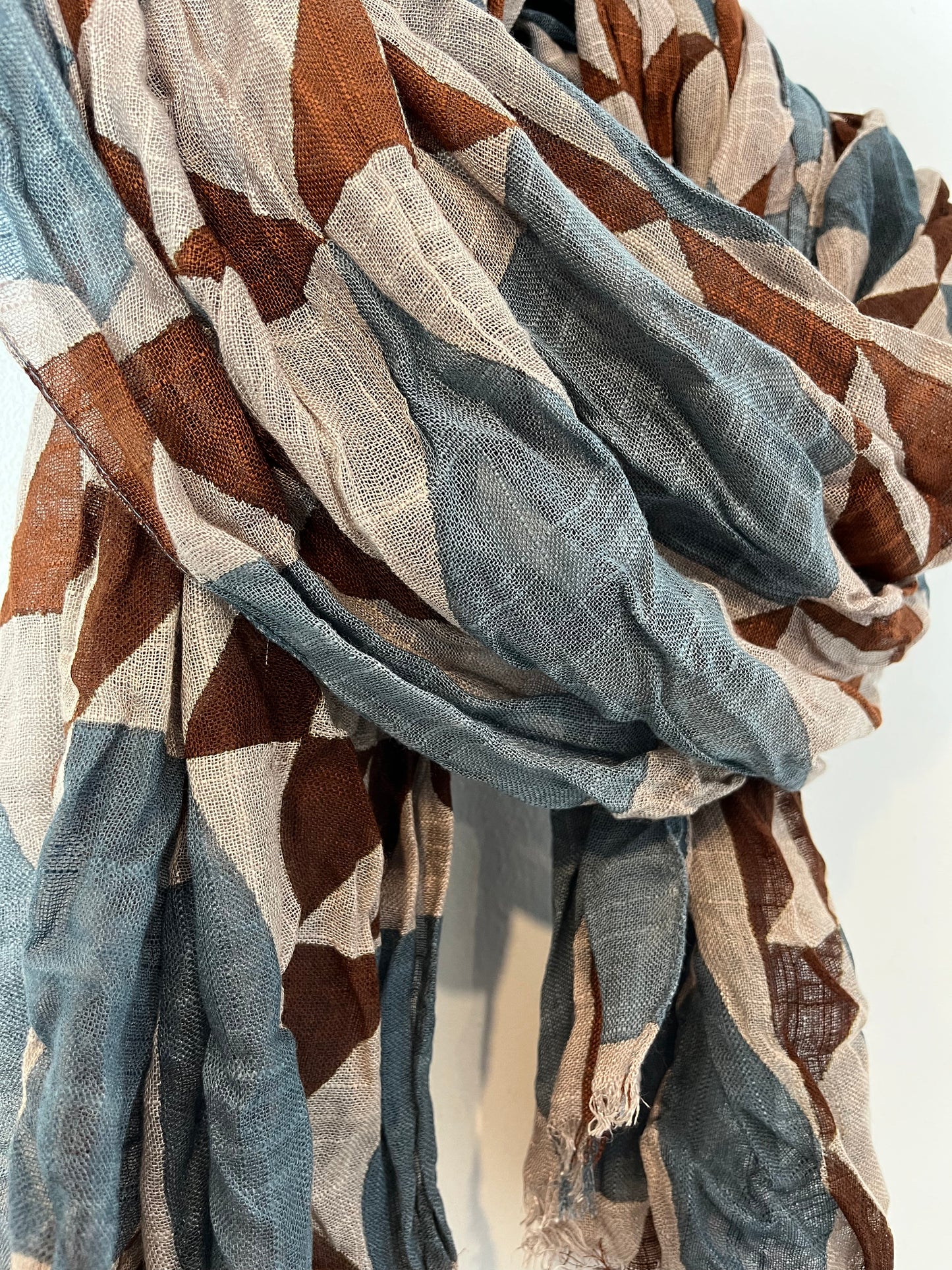 OTRAS. Pañuelo estampado geométrico