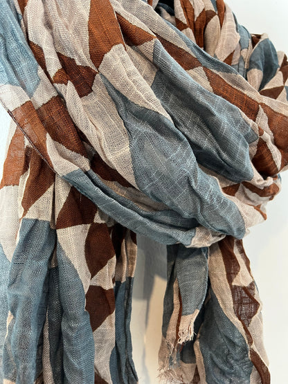 OTRAS. Pañuelo estampado geométrico