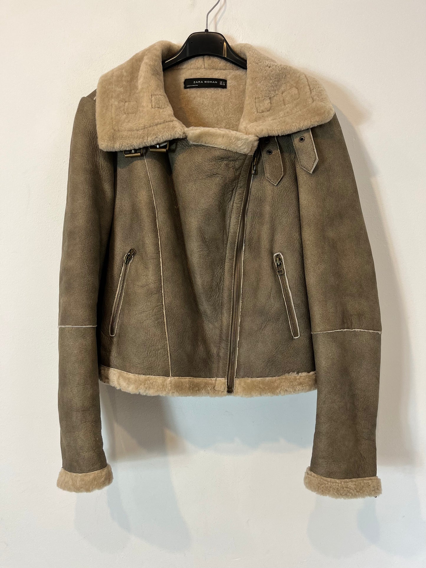 ZARA. Cazadora piel con pelo. T. M