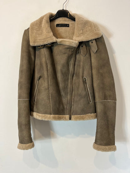 ZARA. Cazadora piel con pelo. T. M