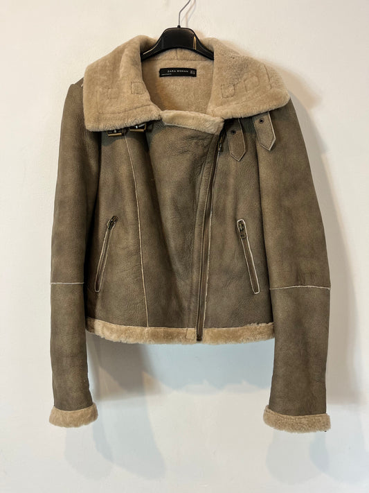 ZARA. Cazadora piel con pelo. T. M