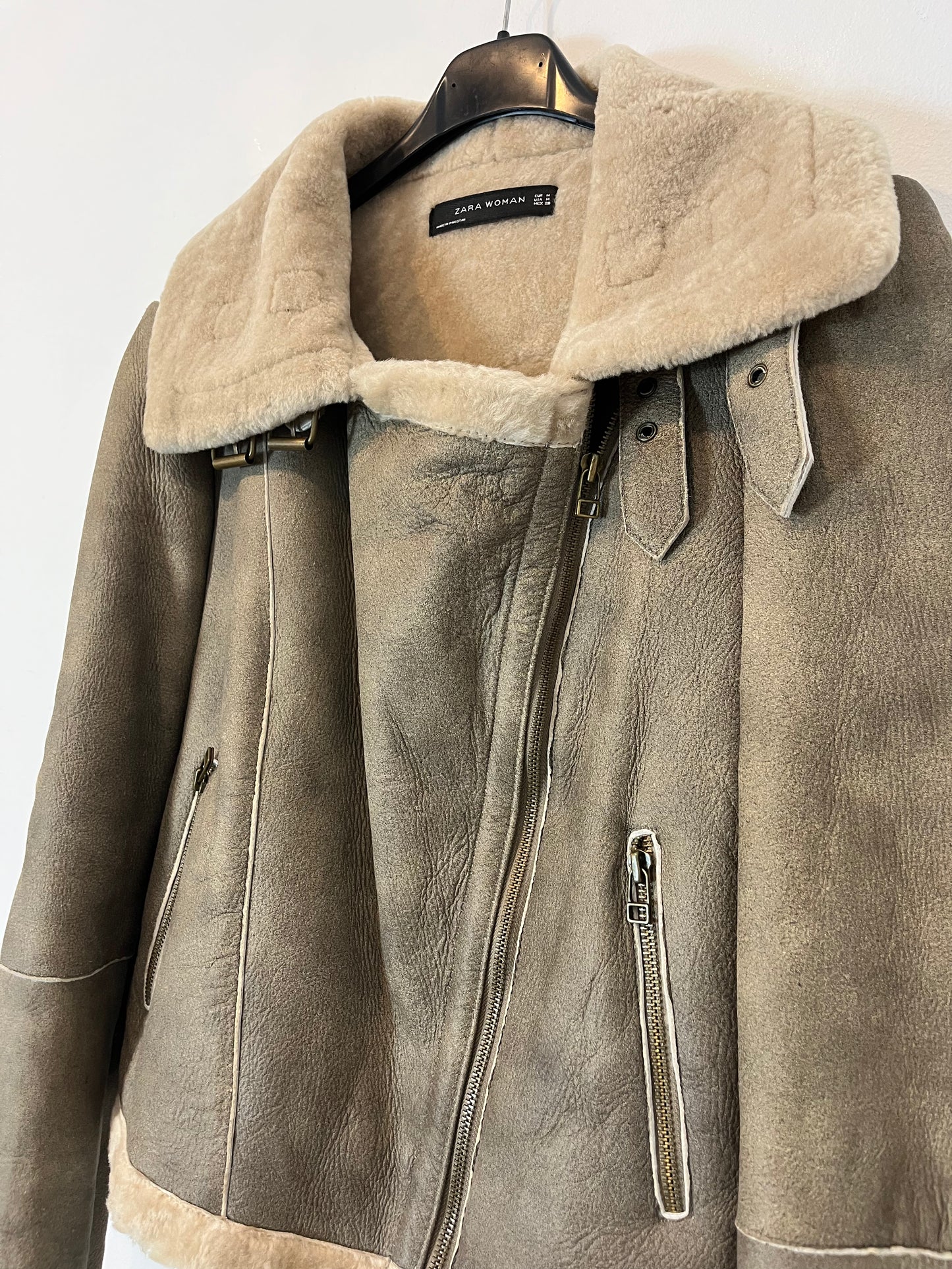 ZARA. Cazadora piel con pelo. T. M