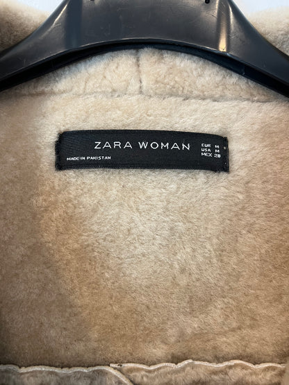 ZARA. Cazadora piel con pelo. T. M