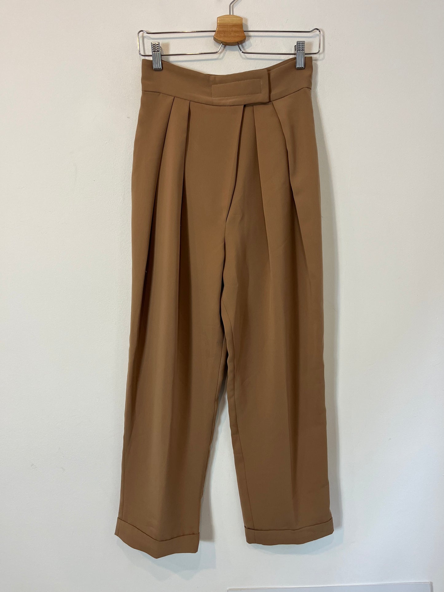 OTRAS. Pantalón beige pinzas. T. S