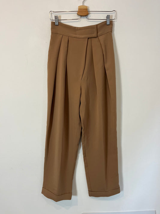 OTRAS. Pantalón beige pinzas. T. S