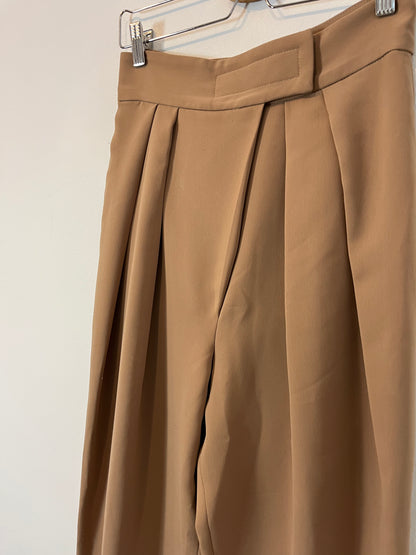 OTRAS. Pantalón beige pinzas. T. S
