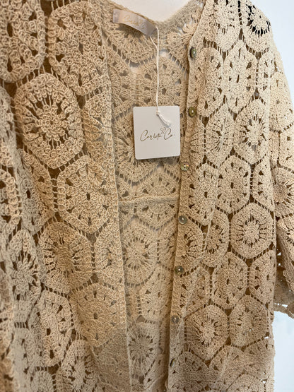 CARLOTA&CO. Chaqueta larga beige troquelada. T S/M