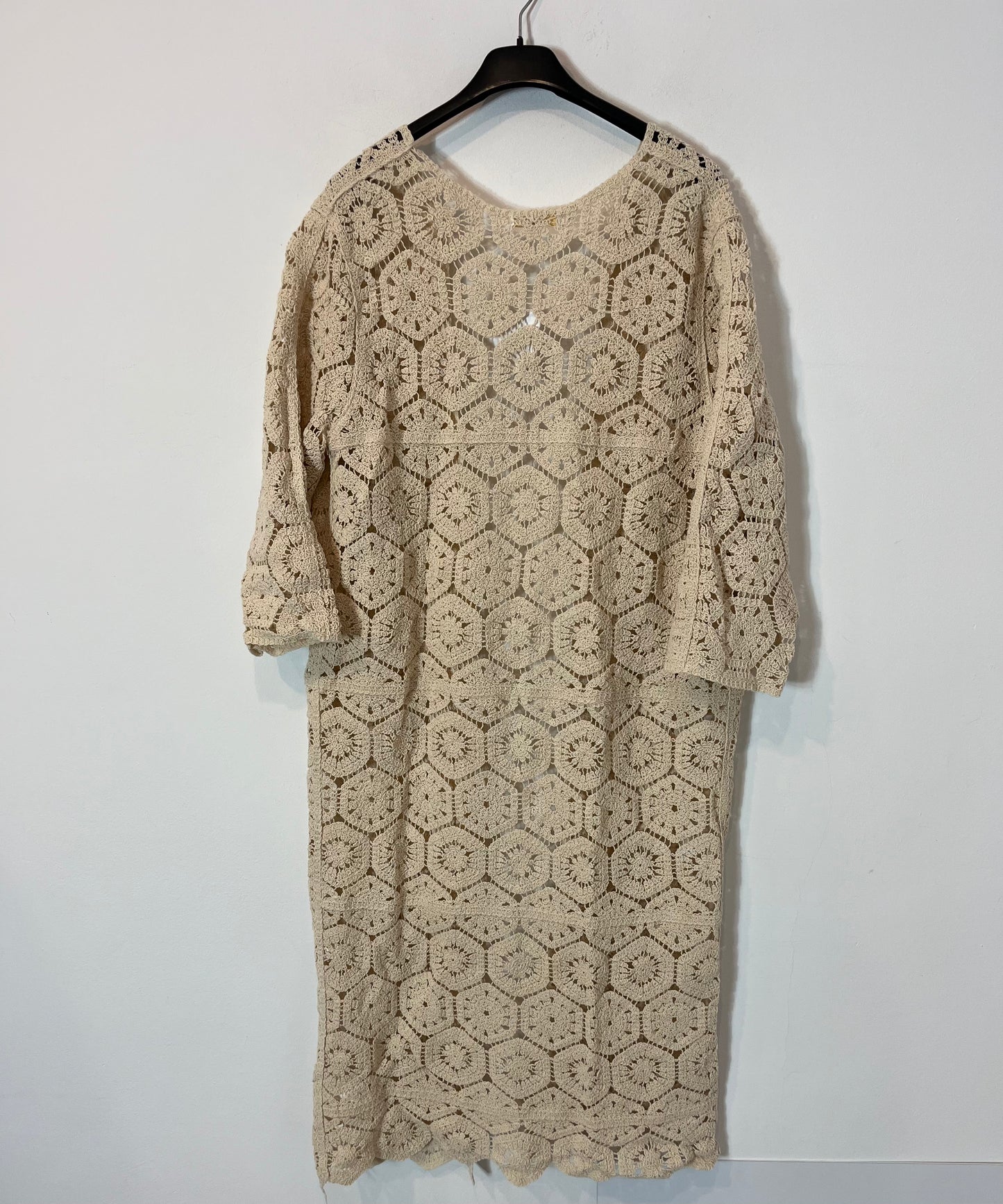 CARLOTA&CO. Chaqueta larga beige troquelada. T S/M