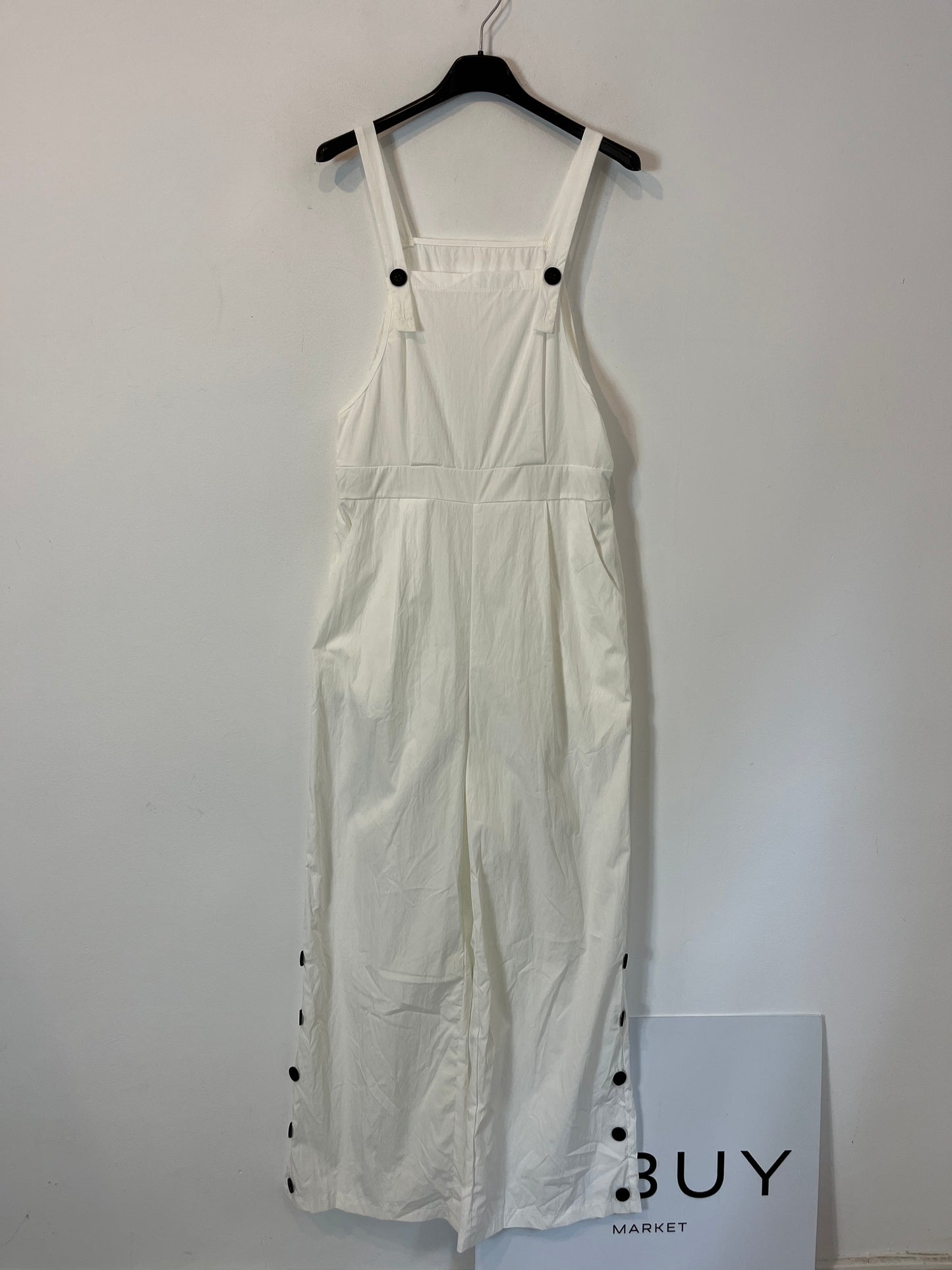 OTRAS. Peto blanco botones negros. T. M