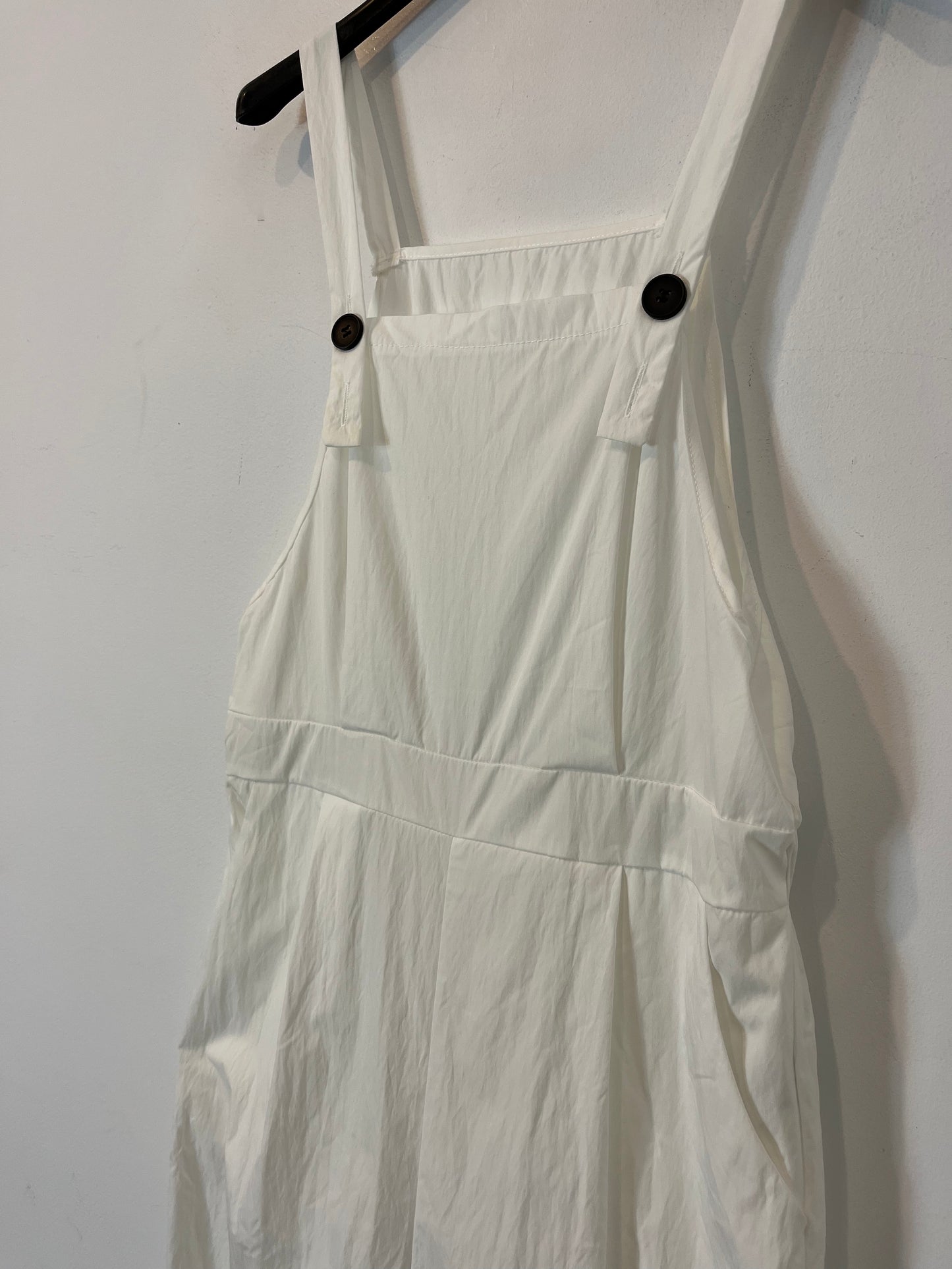 OTRAS. Peto blanco botones negros. T. M