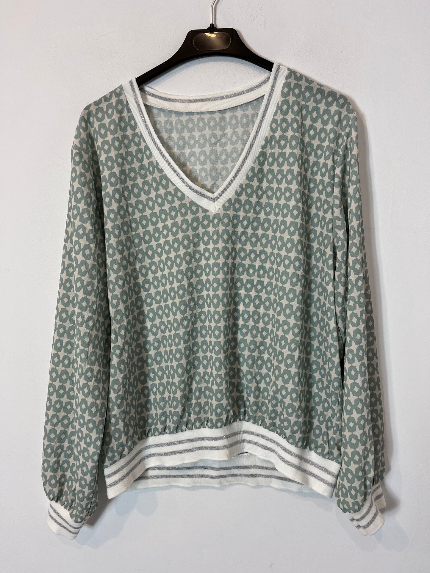 OTHERS. Flowy top with geometric print. TM