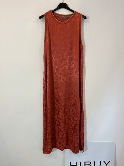 OTRAS. Vestido color teja con seda. T M/L