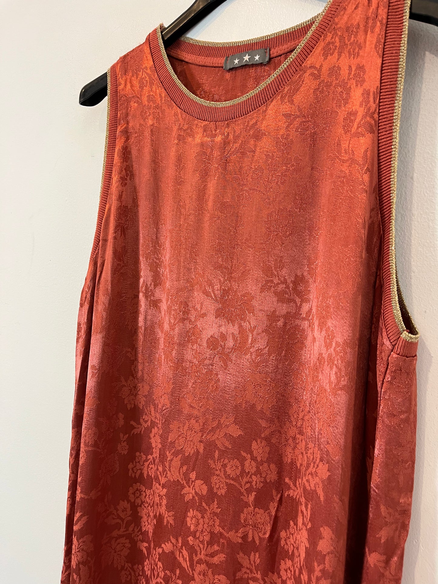 OTRAS. Vestido color teja con seda. T M/L