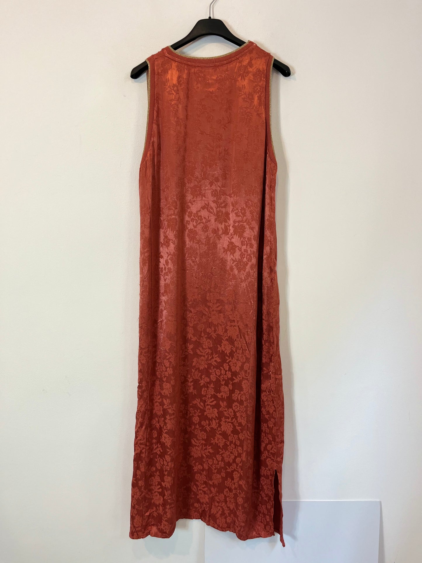 OTRAS. Vestido color teja con seda. T M/L