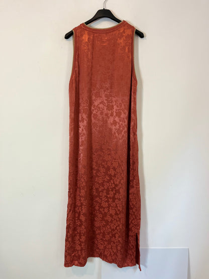 OTRAS. Vestido color teja con seda. T M/L