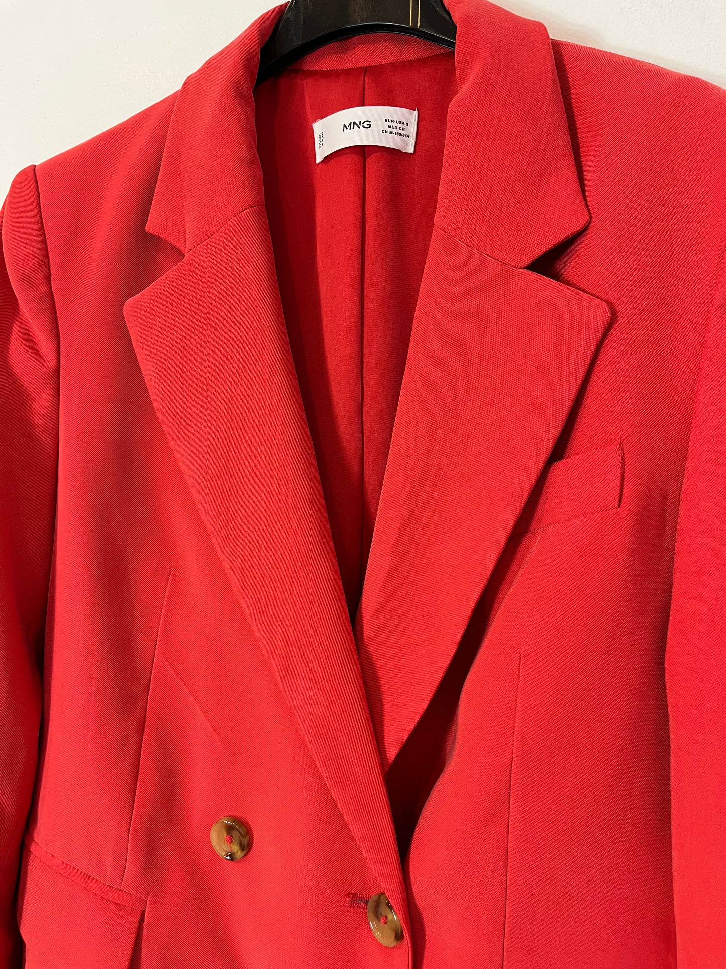 MANGO. Blazer roja fluida doble botonadura. T S